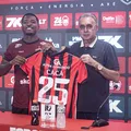 Nascido em família de zagueiros, Cacá explica escolha pelo Vitória imagem