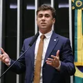 Nikolas Ferreira provoca Lula após presidente zerar 'taxa das blusinhas' imagem