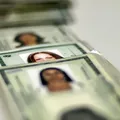 Papel alumínio na identidade: entenda para que serve e como funciona imagem
