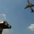 Pouso simultâneo entre aviões é visto em Guarulhos imagem