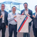 BYD lidera vendas no Brasil em abril e presidente global recebe camisa do Bahia imagem