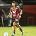 Renê chega ao terceiro gol no Vitória e assume artilharia do Nordestão imagem