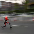Robô corre meia-maratona 6 minutos mais rápido que recorde humano imagem