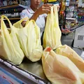 Sacola paga ou gratuita? Entenda por que mercados de bairro não cobram imagem