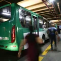 Salvador amanhece sem ônibus após atraso na saída das garagens imagem