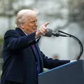 Trump assina tarifa global de 10% e ignora Suprema Corte dos EUA imagem