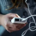 Uso de carregadores portáteis passa a ser proibido em voos no Brasil imagem