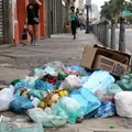 Vai doer no bolso: jogar lixo na rua pode render multa de R$ 160 mil imagem