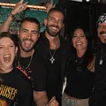 Veja quais famosos marcaram presença no show do Guns N' Roses em Salvador imagem