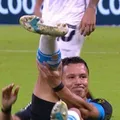 VÍDEO: jogador do Grêmio sofre lesão terrível contra o Vitória imagem