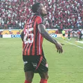 Vitória ainda negocia presença de Cacá em jogo contra o Corinthians imagem