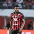 Vitória perde Nathan Mendes por suspensão e pode ter até 13 desfalques imagem