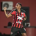 Vitória perde novo jogador por lesão e ganha desfalque contra o Grêmio imagem