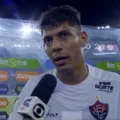 Volante do Vitória ironiza arbitragem em derrota parcial: "Se falar toma punição" imagem