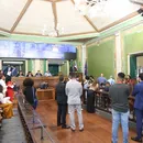 Defesa de homenagem a Flávio Bolsonaro gera protesto na Câmara