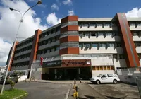 Adolescente é baleada no rosto por amigo dentro de casa em Salvador