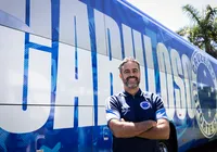 Adversário do Vitória mira afastar crise com técnico multicampeão imagem