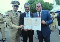 O advogado Vivaldo Amaral recebe título em celebração aos 201 anos da PMBA