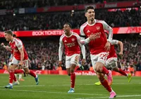 Após 22 anos de jejum, Arsenal supera o Man City e é campeão inglês