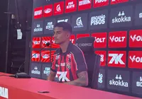 Atacante móvel e pronto pra estrear: Vitória apresenta Renê