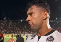 Autor de gol, ex-Vitória detona arbitragem no Barradão após expulsão