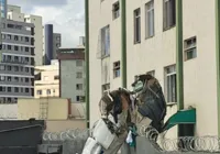 Avião de pequeno porte cai em prédio residencial em Belo Horizonte