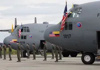 Avião militar com 125 pessoas cai durante decolagem na Colômbia imagem