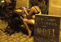 Bar em ponto turístico é multado por placa contra americanos e israelenses imagem