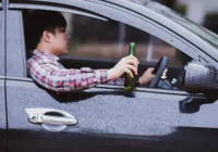 Beber e dirigir: motoristas flagrados podem perder CNH e pagar R$ 30 mil imagem