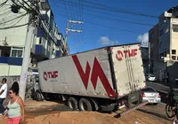 Caminhão cai em buraco, fica atravessado e trava trânsito em Amaralina