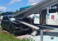 Grave acidente! Carro destrói ponto de ônibus em Salvador; veja vídeo