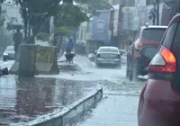 Alagamentos e desabamentos: chuva forte causa transtornos em Salvador