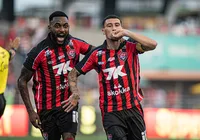 Com gols-relâmpago, Vitória retoma favoritismo e vence o CRB por 4 a 2 imagem