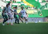 Com um a menos e gols no fim, Vitória busca empate com a Chapecoense imagem