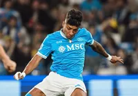 Cria do Vitória bate recorde de gols na carreira e vive auge na Europa