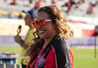 Daniela Mercury marca presença no Barradão e canta com torcida; veja vídeo imagem