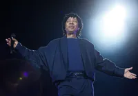 Djavan 50 anos de carreira: Show em Salvador tem choro, romance e Arena lotada imagem