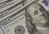 Dólar fecha abaixo de R$ 4,90 pela 1ª vez desde 2024; Ibovespa sobe