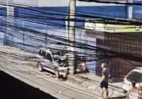 Duas pessoas morrem após carro colidir com poste em Salvador