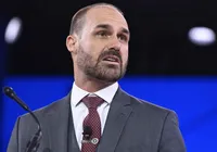 Eduardo Bolsonaro tem 15 dias para justificar abandono de cargo na PF