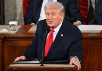 Trump desafia Suprema Corte e ameaça Irã em discurso recorde imagem