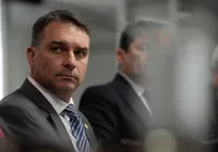 Em meio à crise, Flávio Bolsonaro embarca para encontro com Trump