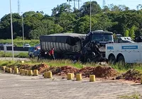 Engavetamento com 13 veículos na BR-324 deixa feridos na Bahia
