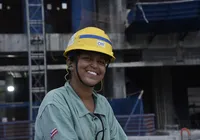 Entre tubos e coragem: a história da mulher que desafia o machismo nas obras