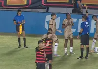 Na Copa do Nordeste, jogador leva 2 amarelos e não é expulso; entenda a polêmica imagem