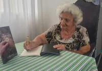 Escritora Zélia Valu lança novo livro de poesias em Salvador