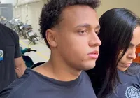 Estupro coletivo: réu se entrega com camisa escrita “Não se arrependa”