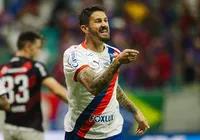 Everaldo brilha, Bahia vence o Athletico e encosta no topo da Série A imagem