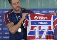 Ex-Vitória, Carpini faz homenagem para Lucas Braga no Fortaleza imagem