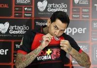 Ex-Vitória celebra aniversário em bar famoso de Salvador; veja imagens